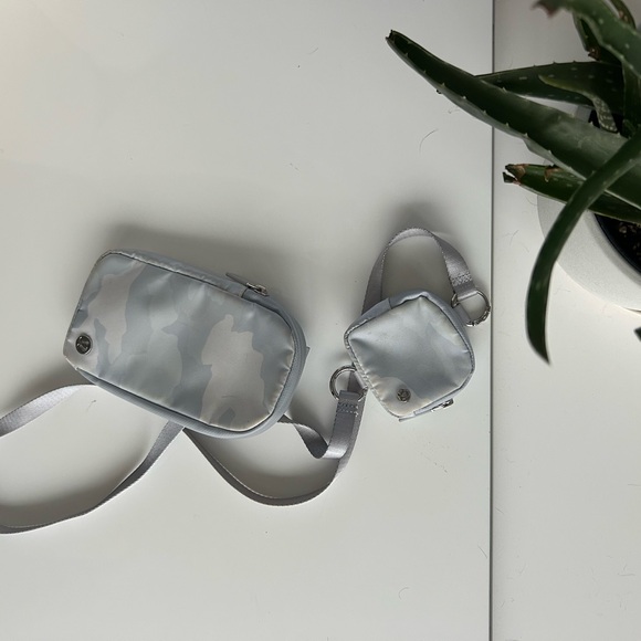 lULULEMON Cross Body Bag - Picture 1 of 4